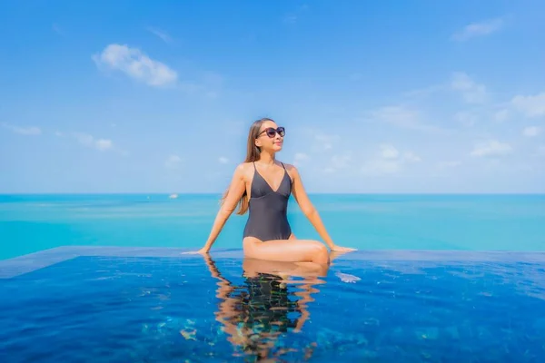 Retrato Bonito Jovem Asiático Mulher Relaxar Sorriso Lazer Redor Piscina — Fotografia de Stock