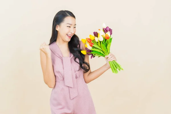 Porträtt Vacker Ung Asiatisk Kvinna Leende Med Blomma Färg Bakgrund — Stockfoto