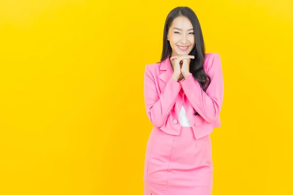 Retrato Hermosa Joven Mujer Asiática Sonrisa Con Acción Sobre Fondo — Foto de Stock