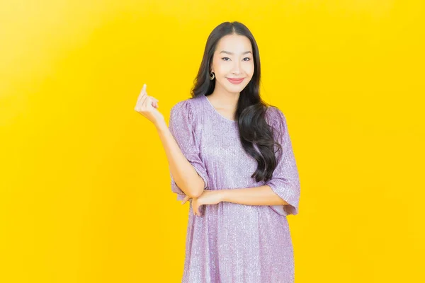 Πορτρέτο Όμορφη Νεαρή Ασιατική Γυναίκα Χαμόγελο Δράση Στο Φόντο Χρώμα — Φωτογραφία Αρχείου
