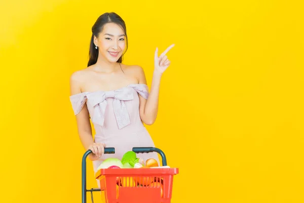 Ritratto Bella Giovane Donna Asiatica Sorriso Con Cesto Della Spesa — Foto Stock