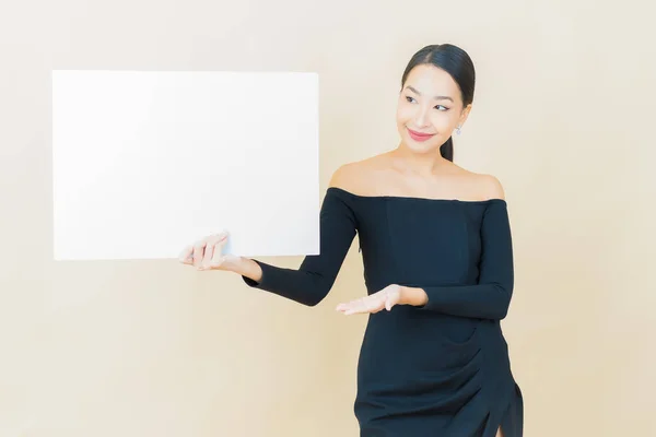 Ritratto Bella Giovane Donna Asiatica Con Cartellone Bianco Vuoto Sfondo — Foto Stock