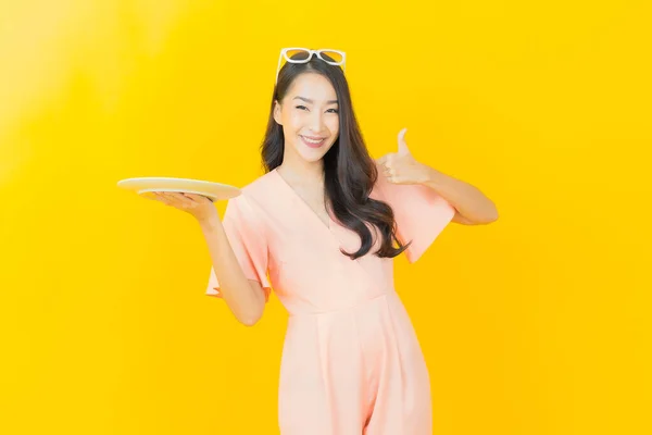 Portret Mooie Jonge Aziatische Vrouw Glimlach Met Lege Schotel Kleur — Stockfoto