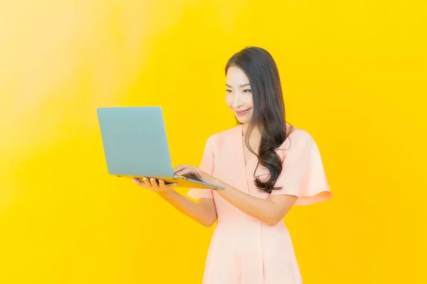 Retrato Hermosa Joven Mujer Asiática Sonrisa Con Ordenador Portátil Sobre — Foto de Stock