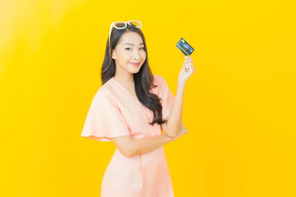 Portret Mooie Jonge Aziatische Vrouw Glimlach Met Credit Card Kleur — Stockfoto