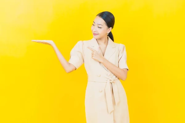 Retrato Bonito Jovem Asiático Mulher Sorriso Com Ação Cor Fundo — Fotografia de Stock