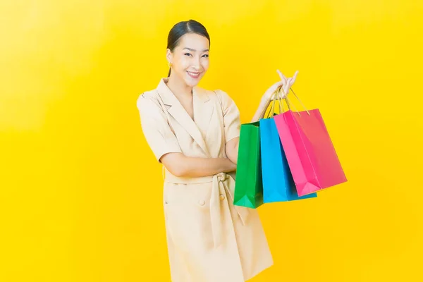 Retrato Hermosa Joven Mujer Asiática Sonrisa Con Bolsa Compras Fondo — Foto de Stock