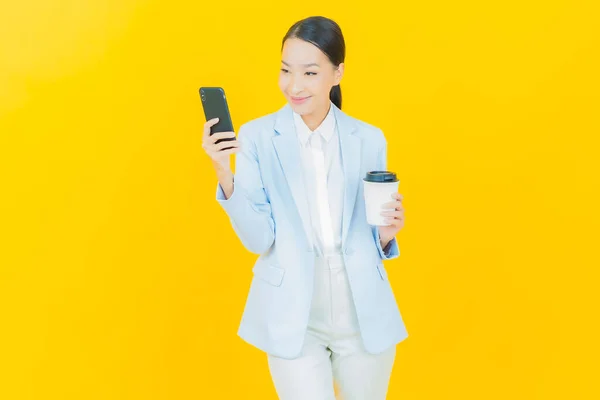 Retrato Bonito Jovem Asiático Mulher Sorriso Com Telefone Celular Inteligente — Fotografia de Stock