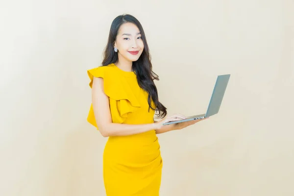 Porträt Schöne Junge Asiatische Frau Lächeln Mit Computer Laptop Auf — Stockfoto