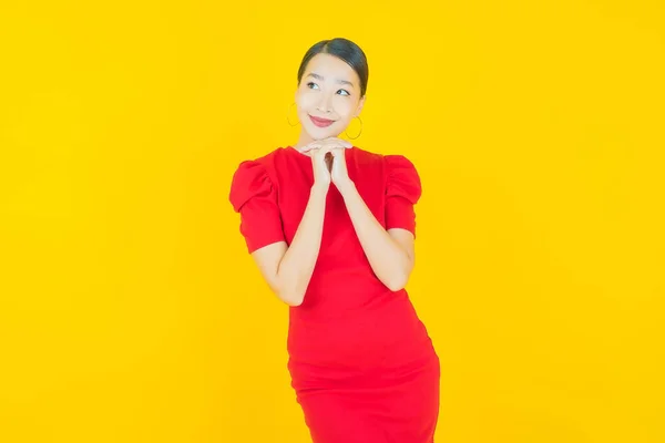 Retrato Bonito Jovem Asiático Mulher Sorriso Com Ação Cor Fundo — Fotografia de Stock