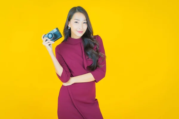 Portrait Belle Jeune Femme Asiatique Utiliser Caméra Sur Fond Couleur — Photo