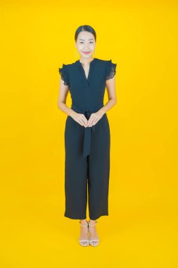 Portre güzel Asyalı kadın gülümsüyor. Renkli arka planda hareket var.