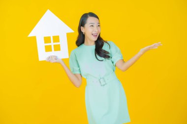 Ev ya da kağıt tabelalı güzel Asyalı kadın portresi