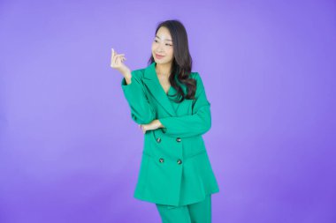 Portre güzel Asyalı kadın gülümsüyor. Renkli arka planda hareket var.