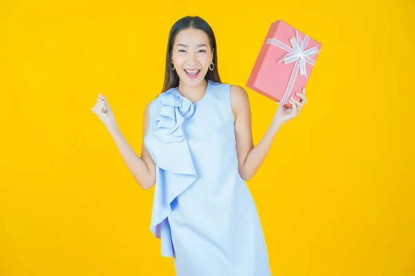 Retrato Bonito Jovem Asiático Mulher Sorriso Com Caixa Presente Vermelho — Fotografia de Stock