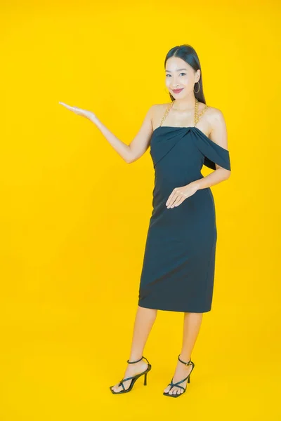 Retrato Bonito Jovem Asiático Mulher Sorriso Com Ação Cor Fundo — Fotografia de Stock