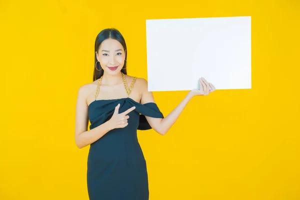 Retrato Hermosa Joven Asiática Mujer Con Vacío Blanco Cartel Color —  Fotos de Stock