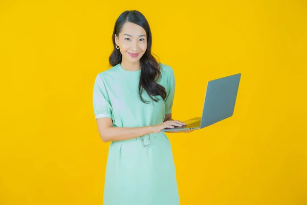 Porträt Schöne Junge Asiatische Frau Lächeln Mit Computer Laptop Auf — Stockfoto