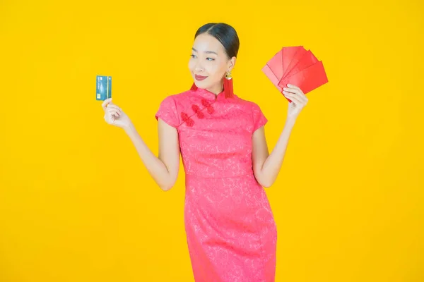 Πορτρέτο Όμορφη Νεαρή Ασιατική Γυναίκα Κόκκινο Φάκελο Στο Φόντο Χρώμα — Φωτογραφία Αρχείου