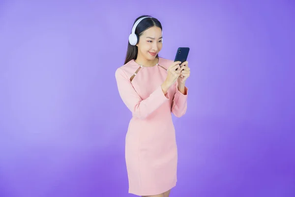 Retrato Bela Jovem Mulher Asiática Com Fone Ouvido Telefone Inteligente — Fotografia de Stock