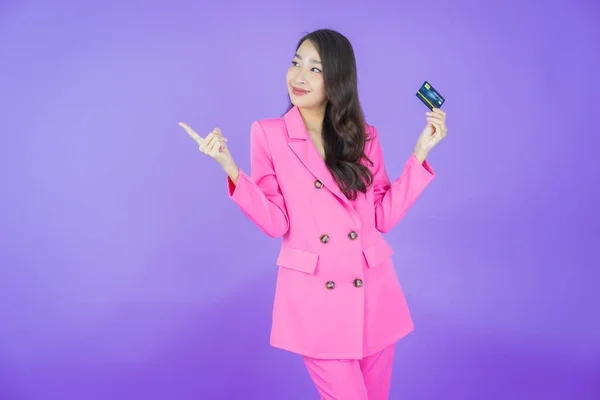 Retrato Hermosa Joven Asiática Mujer Sonrisa Con Tarjeta Crédito Color —  Fotos de Stock