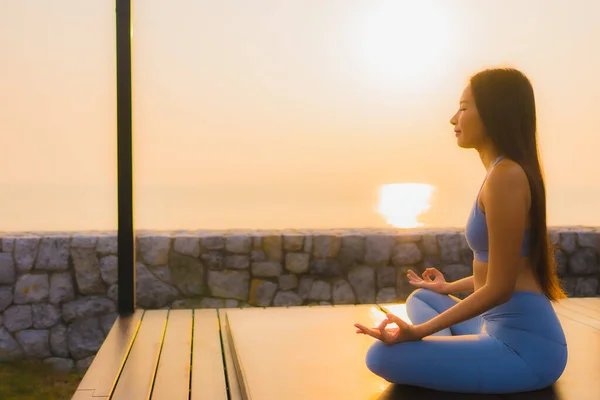 肖像若いアジアの女性は健康のために日の出に海のビーチの海の周りに瞑想を行う — ストック写真