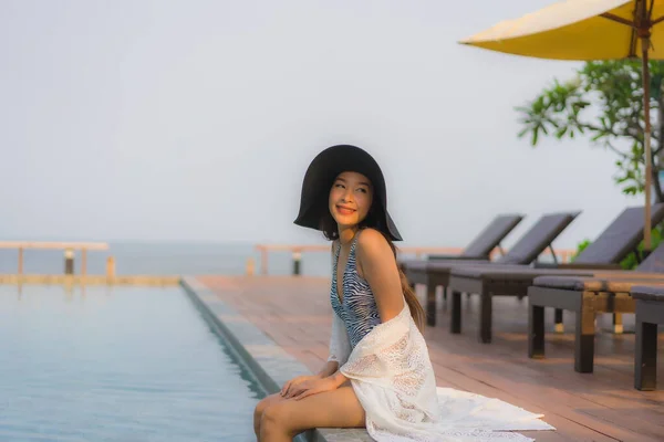 ポートレート若いアジアの女性幸せな笑顔旅行休暇のためのホテルリゾートで屋外スイミングプールの周りにリラックス — ストック写真