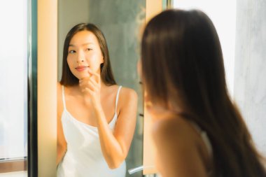 Güzel bir Asyalı kadın portresi. Banyo içinde yüzünü ve yüzünü kontrol et.