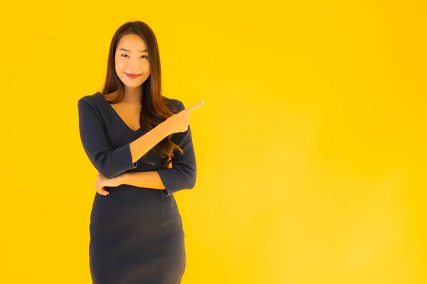 Portret Pięknej Młodej Azjatyckiej Kobiety Akcją Odizolowanym Żółtym Tle — Zdjęcie stockowe