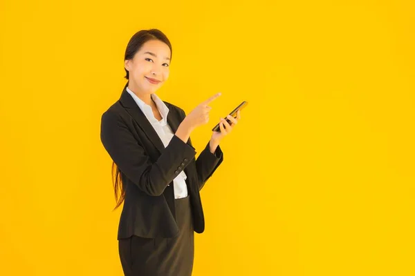 Porträt Schöne Junge Business Asiatin Mit Smartphone Und Kaffeetasse Auf — Stockfoto