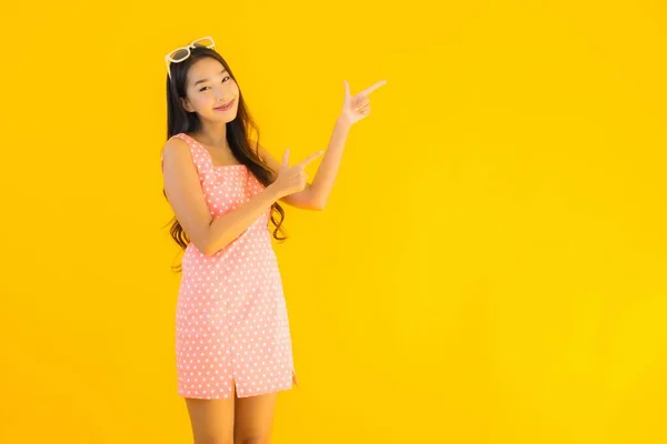 Güzel Bir Asyalı Kadın Gülümsüyor Sarı Izole Edilmiş Arka Planda — Stok fotoğraf