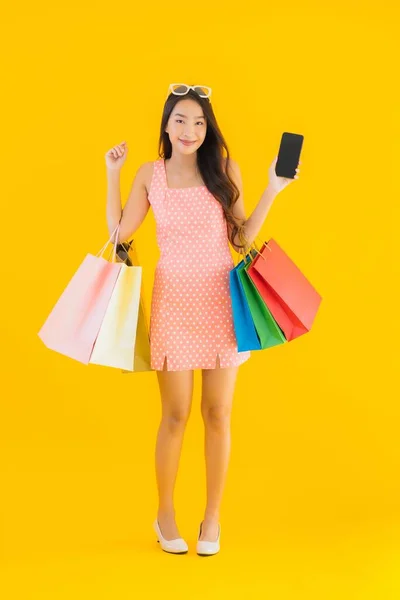 Портрет Красивая Молодая Азиатская Женщина Красочной Сумки Смартфона Кредитной Карты — стоковое фото