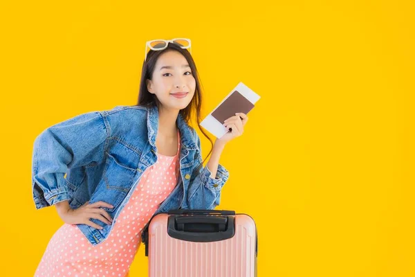 Πορτρέτο Όμορφη Νεαρή Ασιάτισσα Γυναίκα Αποσκευές Ταξιδιωτική Τσάντα Διαβατήριο Και — Φωτογραφία Αρχείου