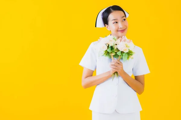 Retrato Hermosa Joven Asiática Mujer Tailandesa Enfermera Con Flor Amarillo — Foto de Stock