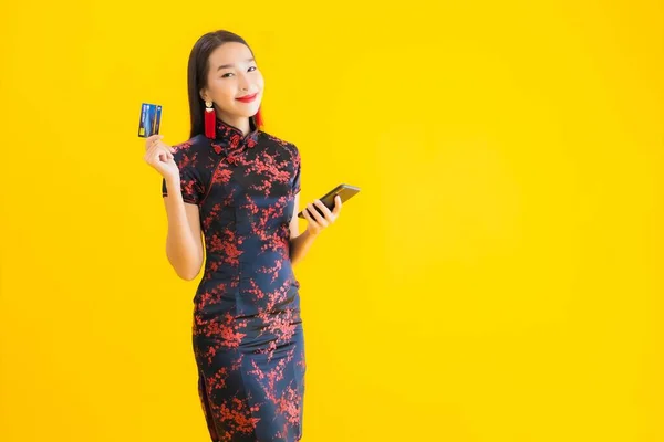 Retrato Bonito Jovem Asiático Mulher Desgaste Chinês Vestido Com Cartão — Fotografia de Stock