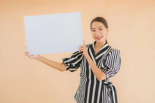 Retrato Bonito Jovem Asiático Mulher Mostrar Vazio Branco Cartaz Papel — Fotografia de Stock