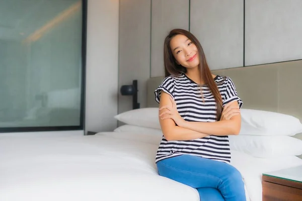 肖像画美しい若いアジアの女性リラックス幸せな笑顔で寝室のインテリア — ストック写真