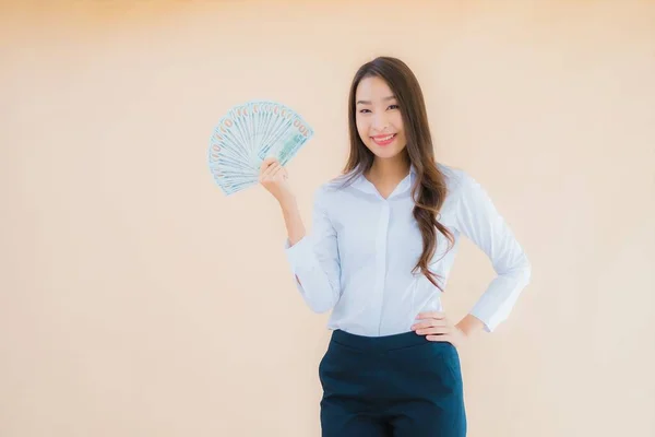 Portré Gyönyörű Fiatal Üzleti Ázsiai Készpénz Vagy Pénz Elszigetelt Háttér — Stock Fotó