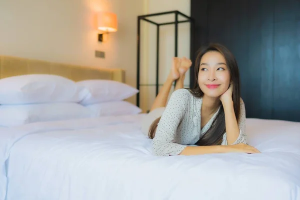 Porträt Schöne Junge Asiatische Frau Lächeln Glücklich Entspannen Auf Bett — Stockfoto