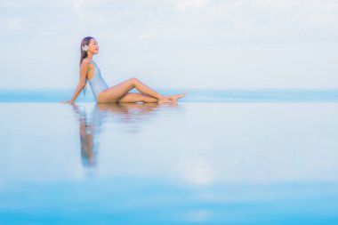 Güzel bir Asyalı kadın portresi. Rahat ol. Yüzme havuzu etrafında gülümse.