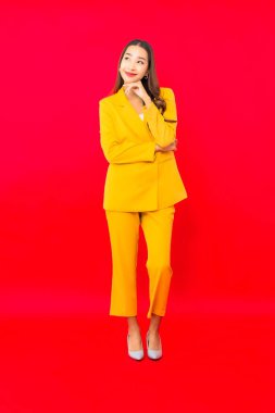Portre güzel genç iş kadını Asyalı kadın kırmızı izole arka planda hareketli gülümseme