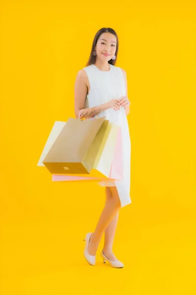 Sarı Izole Edilmiş Arka Planda Perakende Mağazasından Alışveriş Çantasıyla Güzel — Stok fotoğraf