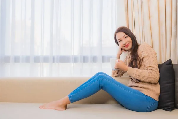 Oturma Odasının Tarafındaki Kanepeye Kahve Fincanı Asyalı Güzel Bir Kadının — Stok fotoğraf