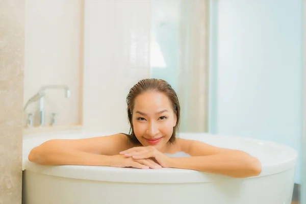 Portrait Belle Jeune Femme Asiatique Détendre Sourire Dans Baignoire Intérieur — Photo