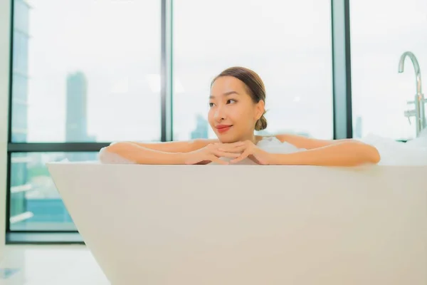 肖像画美しい若いアジア人女性リラックス笑顔レジャーでバスタブでバスルーム内装 — ストック写真