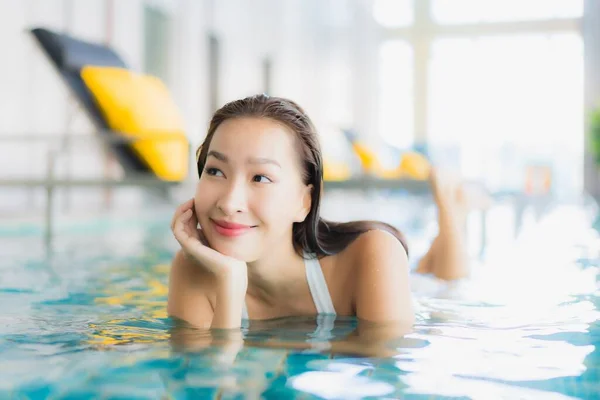 Porträtt Vacker Ung Asiatisk Kvinna Koppla Leende Runt Poolen Hotellet — Stockfoto