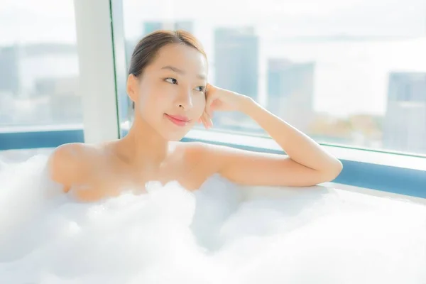 美丽动人的年轻亚洲女人在浴室的浴缸里尽情享受 — 图库照片