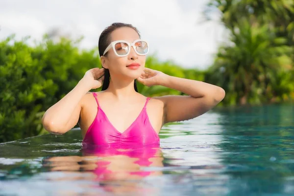 Portrait Beautiful Young Asian Woman Relax Enjoy Outdoor Swimming Pool — Stock Photo, Image