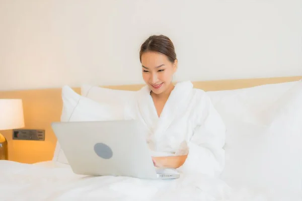Porträt Schöne Junge Asiatische Frau Verwenden Computer Laptop Auf Bett — Stockfoto