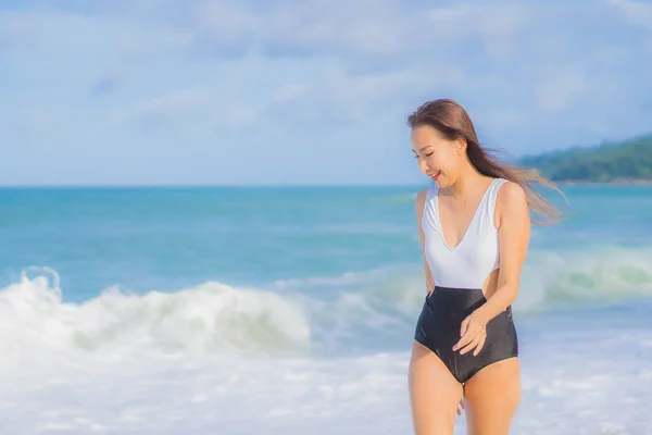 美丽动人的年轻亚洲女人度假时 在海滨大海边放松微笑 — 图库照片